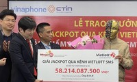 Ông Đ.H.N - chủ nhân thuê bao VinaPhone đã nhận giải thưởng Jackpot Mega 6/45 trị giá 58,2 tỷ đồng. 