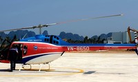 Một chiếc trực thăng Bell-505 bay dịch vụ ngắm cảnh vịnh Hạ Long (ảnh: Hoàng Dương).