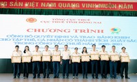 Cục trưởng Cục Thuế tỉnh Đồng Nai Nguyễn Toàn Thắng trao thưởng cho cá nhân, tập thể có thành tích tiêu biểu, xuất sắc trong công tác thuế