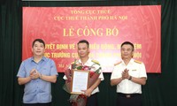 Thứ trưởng Bộ Tài chính Cao Anh Tuấn và Quyền Tổng cục trưởng Thuế Mai Xuân Thành trao quyết định bổ nhiệm Cục trưởng Thuế Hà Nội cho ông Vũ Mạnh Cường. 