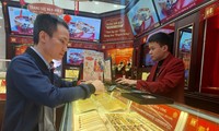Người dân mua vàng tại doanh nghiệp vàng tại Hà Nội. (Ảnh : QN). 