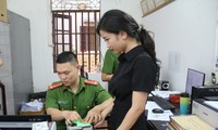 Người dân làm thủ tục trong quá trình cấp thẻ căn cước. (Ảnh:VGP). 