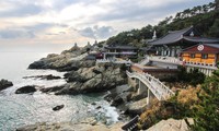 Đến Busan, hầu hết du khách đều muốn ghé thăm Haedong Yonggungsa, ngôi chùa xinh đẹp được xây dựng vào triều đại Goryeo nằm ở đông bắc thành phố. Người ta tin rằng, những mơ ước của du khách sẽ trở thành hiện thực khi nguyện cầu tại đây. Ảnh: shutterstock