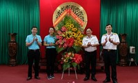 Lãnh đạo đoàn Agribank tặng hoa chúc mừng Bộ Tư lệnh vùng 4 Hải quân