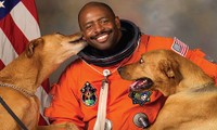 Cựu phi hành gia NASA Leland Melvin. Ảnh: Twitter.
