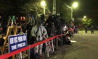 Hàng trăm phóng viên trắng đêm chờ đón đoàn tàu của lãnh đạo Triều Tiên.