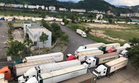 Hàng trăm xe container đang ùn ứ tại Cửa khẩu Quốc tế đường bộ số II Kim Thành.
