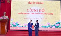 Chủ tịch UBND tỉnh Đặng Xuân Phong trao Quyết định cho đồng chí Giàng Quốc Hưng. 