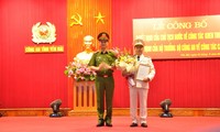 ​Thiếu tướng Nguyễn Duy Ngọc, Thứ trưởng Bộ Công an trao Quyết định của Bộ Công an bổ nhiệm Đại tá Đặng Hồng Đức giữ chức vụ Giám đốc Công an tỉnh Yên Bái. 