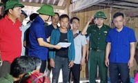 Lãnh đạo huyện Hoàng Su Phì đến động viên, hỗ trợ gia đình nạn nhân. 