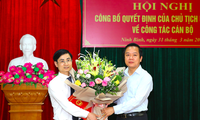 Chủ tịch UBND tỉnh Ninh Bình (phải) trao quyết định và chúc mừng tân Phó Giám đốc Sở Kế hoạch- Đầu tư Tạ Hoàng Hùng - Ảnh: Hoàng Long