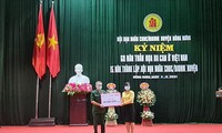Đại diện Quỹ "Vì tầm vóc Việt" tặng 50 triệu đồng đến các nạn nhân chất độc da cam/Dioxin tại huyện Đông Hưng, tỉnh Thái Bình - Ảnh: Hoàng Long