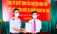 Chủ tịch UBND tỉnh Nam Định (phải) trao quyết định bổ nhiệm cho tân Chánh Thanh tra tỉnh Nam Định. Ảnh: Hoàng Long