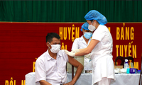 Xét nghiệm, khoanh vùng dịch và tiêm vắc xin là 2 giải pháp chính để dập dịch tại Hà Nam - Ảnh: Hoàng Long