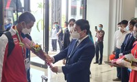 Lãnh đạo tỉnh Nam Định tặng hoa, đón chào các đoàn về Nam Định tham dự Bảng B môn Bóng đá nam - Ảnh: Hoàng Long