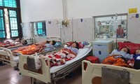 Những công nhân bị ngộ độc hô hấp vẫn đang được điều trị tại bệnh viện - Ảnh: Hoàng Long