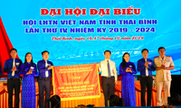 Anh Nguyễn Minh Hồng (thứ 3, từ trái sang) được bầu làm Chủ tịch Hội LHTN tỉnh Thái Bình - Ảnh: Hoàng Long
