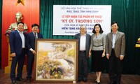 Hoạ sỹ Đức Dụ tặng tranh về ký ức Trường Sơn cho Bảo tàng Nam Định - Ảnh: Hoàng Long