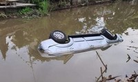 Xe ô tô bị mất lái, lao xuống sông khiến 2 người tử vong - Ảnh: HL