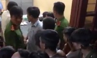 Người dân kéo đến trụ sở Công an xã Hoàng Nam yêu cầu làm rõ vụ việc - Ảnh: Người dân cung cấp