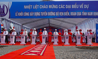Các đại biểu bấm nút khởi công tuyến đường bộ ven biển chạy qua tỉnh Nam Định. Ảnh: Hoàng Long