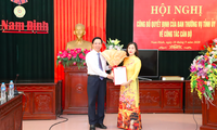 Phó Bí thư thường trực Tỉnh uỷ Nam Định trao quyết định bổ nhiệm Tổng biên tập cho bà Hoàng Thị Hoài Phương - Ảnh: Hoàng Long
