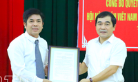 Phó Bí thư Thường trực Tỉnh uỷ Thái Bình (phải) trao quyết định cho tân Chủ tịch Hội Nông dân Thái Bình Lê Hồng Sơn - Ảnh: BTB