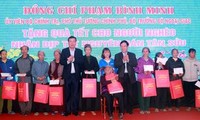 Pho Thủ tướng Phạm Bình Minh tặng quà người nghèo, công nhân lao động tại Nam Định - Ảnh: Hoàng Long