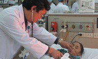 Bác sĩ Sơn đang khám bệnh cho bệnh nhân ngộ độc nấm