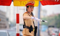 Nữ cảnh sát giao thông xinh đẹp đứng chốt phía Nam Hà Nội