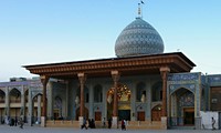 Nằm tại thành phố Shiraz của Iran, khu lăng mộ Shah Cheragh (cái tên nghĩa là “Vị vua của ánh sáng”) được coi là một trong những công trình tráng lệ nhất của vương quốc Ba Tư xưa.
