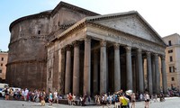 Nằm tại thủ đô Roma của Italia, đền Pantheon - "Ngôi đền của mọi vị thần" - là một trong những công trình kiến trúc tiêu biểu nhất của đế chế La Mã còn tồn tại đến ngày nay.