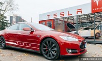 Vị trí số 1 của hãng xe điện nước Mỹ Tesla trong danh sách cho thấy trào lưu xe điện đang bùng nổ rõ rệt. Mẫu sedan cao cấp Model S - sản phẩm chiến lược của Tesla nhận được tỷ lệ tìm kiếm vô cùng lớn trên Google.