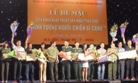 Lãnh đạo Bộ Công an trao giải thưởng cho các diễn viên xuất sắc.