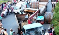 Người dân Sài Gòn bất an với xe container chở thép cuộn