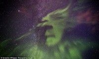 Bắc cực quang tạo thành gương mặt phù thủy trên bầu trời Băng đảo. Ảnh: Graeme Whipps.