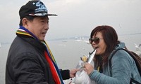 Hai khách du lịch cùng hành động thô bạo với chú chim hải âu. Ảnh:The People's Daily.