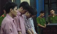 Các bị cáo tại phiên tòa chiều 11/1. Ảnh: Tân Châu.
