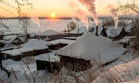 Sputnik mới đây giới thiệu bộ ảnh mùa đông băng giá ở Siberia, giữa lúc hàng loạt nước Châu Á đang gồng mình chống trả đợt rét kỷ lục hiện nay. trong ảnh: Bình minh ở một ngôi làng Tara, tỉnh Omsk.