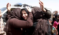 Một phụ nữ Yazidi vui mừng đoàn tụ với gia đình. Ảnh: Ib Times.