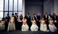 Đám cưới tập thể ở Thượng Hải, một phần của sự kiện cổ vũ người độc thân kết hôn. Thanh niên Trung Quốc thường gặp áp lực lớn từ gia đình buộc phải kết hôn, ổn định sự nghiệp đặc biệt trong dịp Tết. Ảnh: Reuters.