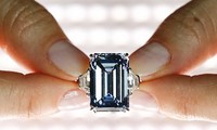 Chiếc nhẫn có viên kim cương xanh nặng 14,62 carat mang tên “Oppenheimer Blue”. Đây là viên kim cương xanh lớn nhất đã qua chế tác từng được đem đấu giá.