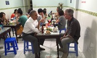 Bức ảnh bữa tối bún chả với Tổng thống Mỹ Barack Obama được đầu bếp Anthony Bourdain chia sẻ. Ảnh: Instagram.