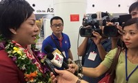 HLV Nguyễn Thị Nhung của đội tuyển bắn súng Việt Nam trả lời phỏng vấn tại sân bay. Ảnh: Nguyên Phong.