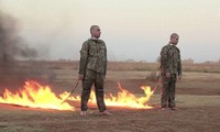 Hai binh sĩ Thổ Nhĩ Kỳ bị phiến quân Nhà nước Hồi giáo thiêu sống. Ảnh: Mirror.