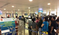 Hành khách làm thủ tục tại sân bay Tân Sơn Nhất. Ảnh minh họa.