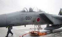 Chiếc F-15 gặp sự cố rụng bánh tại sân bay Naha. Ảnh: Japan Times.