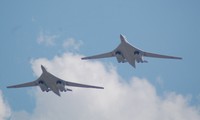 Hai chiếc Tu-160 bay tuần tra. Ảnh: Ainonline.