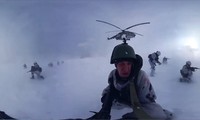 Đặc nhiệm Nga diễn tập đổ bộ tấn công giữa băng tuyết