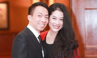 Vợ trẻ kém Việt Hoàn 18 tuổi: Nhìn chồng nắm tay ca sĩ nữ, tôi lộn ruột lắm chứ!